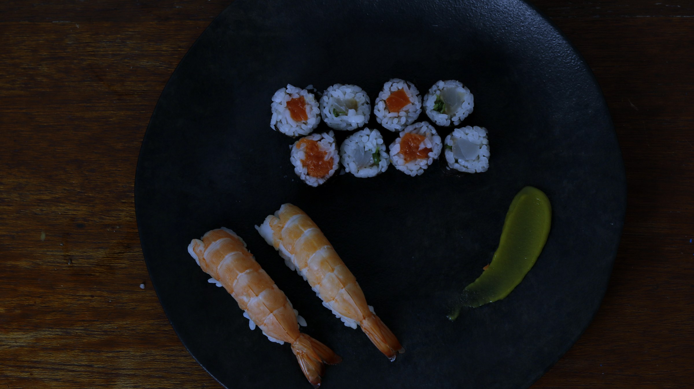 Uramaki de manga com tofu marinado
